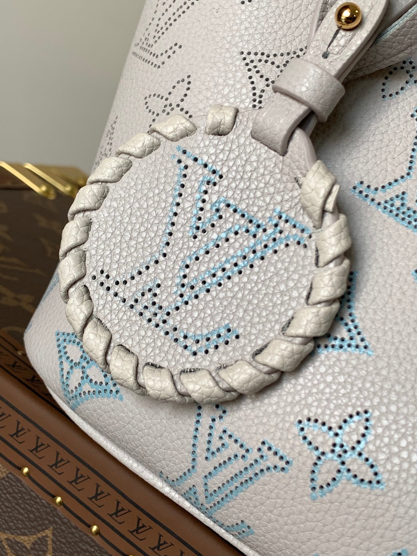 Louis Vuitton Monogram Canvas Tote Bag Stylish Design With Matching Pouch For Fashion Lovers