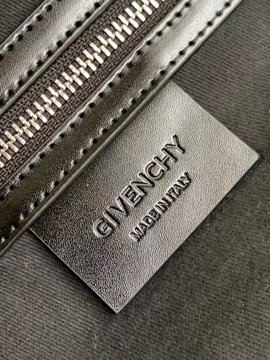 Givenchy Black Leather Antigona Handbag With Logo Embossing 9981