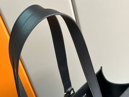 Stylish Louis Vuitton Monogram Canvas Tote Bag with Leather Accents for Luxury Lovers M47059