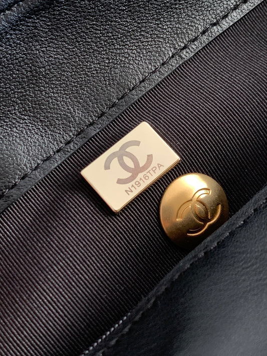 Chanel hobo Black Quilted Leather Handbag With Gold CC Logo And Chain Strap 5637