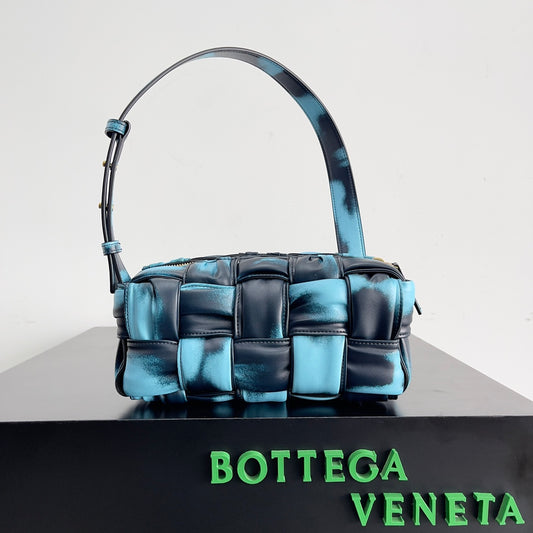 Bottega Veneta Pink And White Tie Dye Woven Leather Shoulder Bag For Trendy Fashionistas BV73622