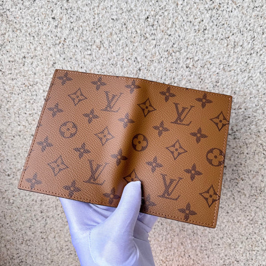 Classic Louis Vuitton Monogram Canvas Passport Holder for Travel and Style M26571