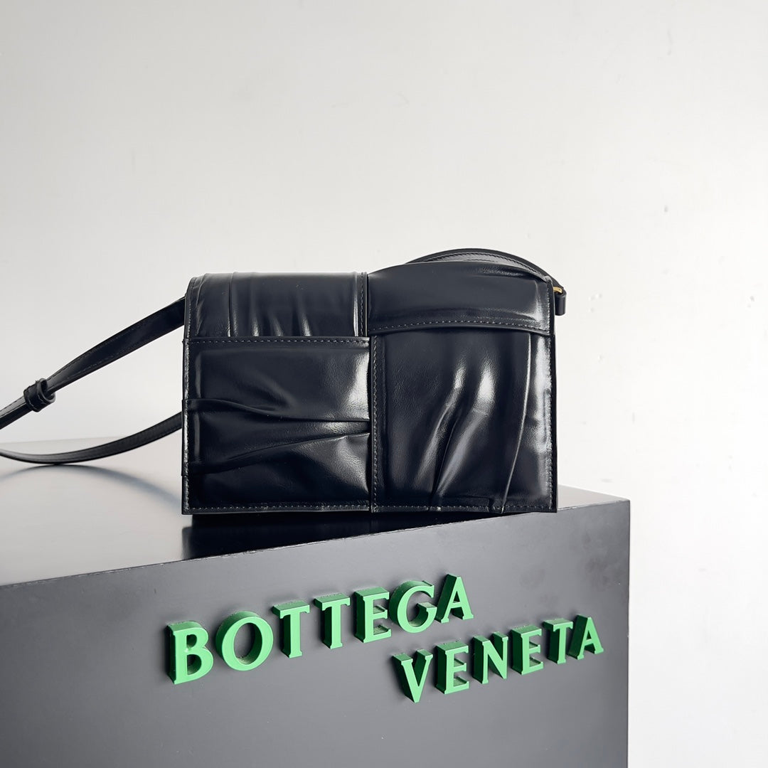 Bottega Veneta Green Quilted Leather Crossbody Bag With Adjustable Strap For Stylish Outings BV731243