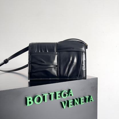 Bottega Veneta Green Quilted Leather Crossbody Bag With Adjustable Strap For Stylish Outings BV731243