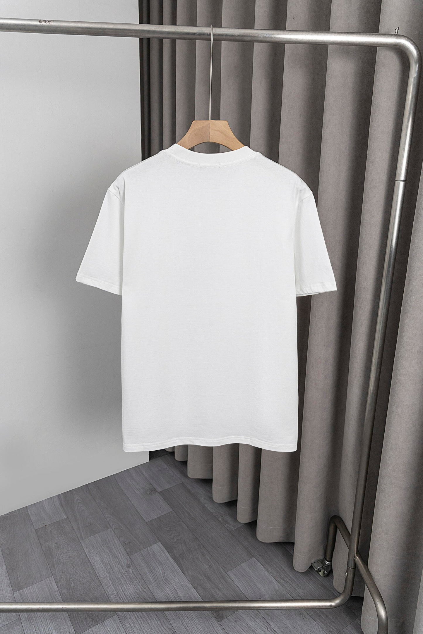AMIRI White/Black Graphic Tee With Bold Logo For Trendy Streetwear Enthusiasts
