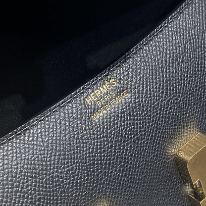 Sophisticated Hermès - Style Black Leather Crossbody Bag with Gold H Buckle p66