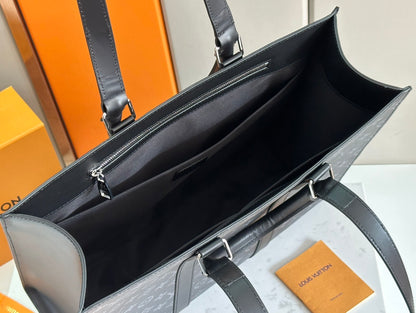 Stylish Louis Vuitton Monogram Canvas Tote Bag with Leather Accents for Luxury Lovers M47059