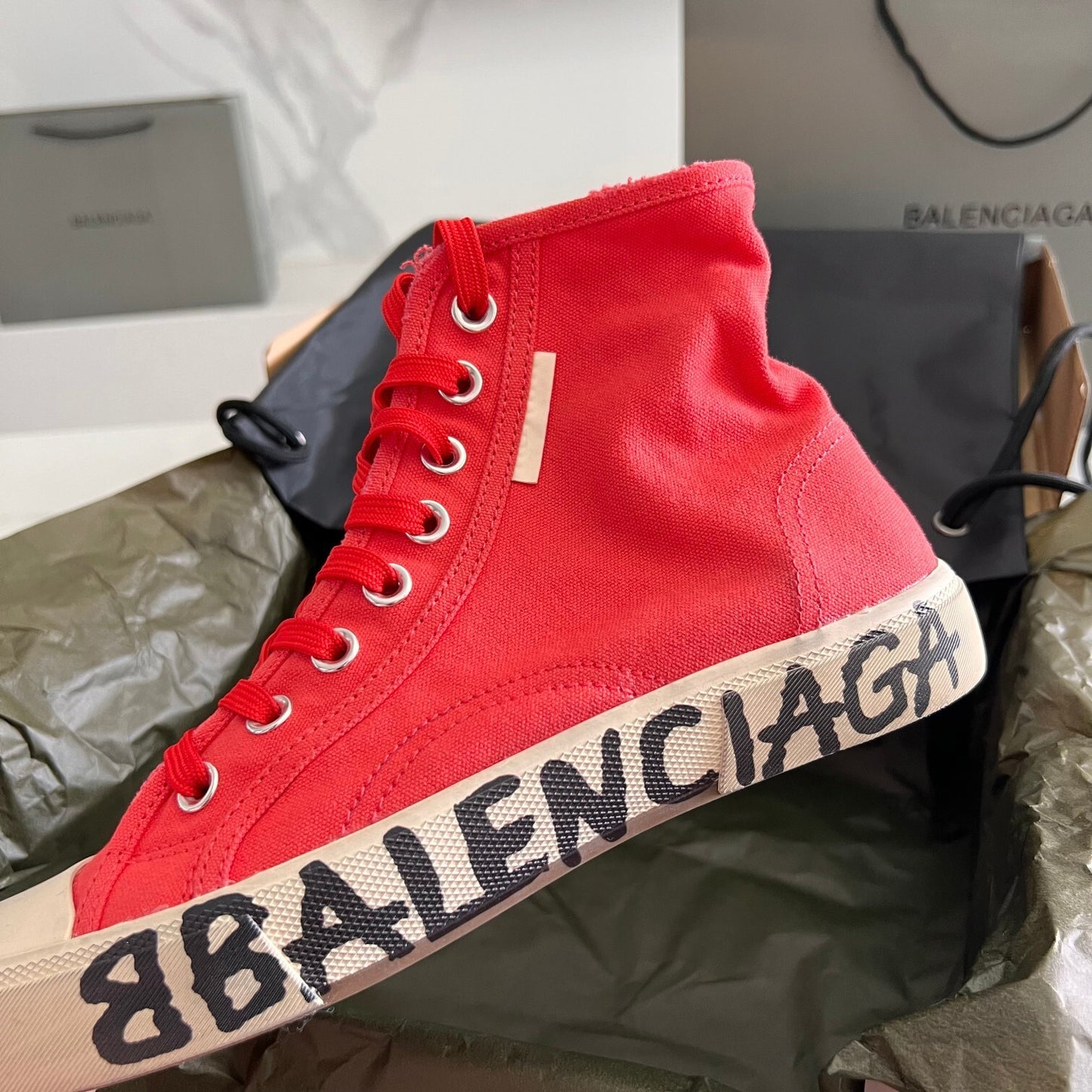 Balenciaga Unisex Red High-Top Canvas Sneakers with Brand Logo Sole for Luxury Street Fashion