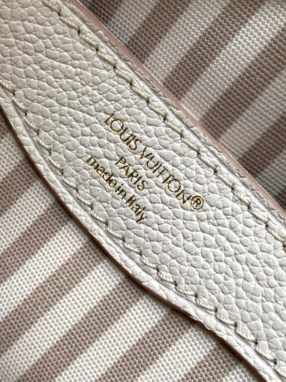 Elegant Louis Vuitton White Hobo Bag With Gold Chain And Monogram Patterns
