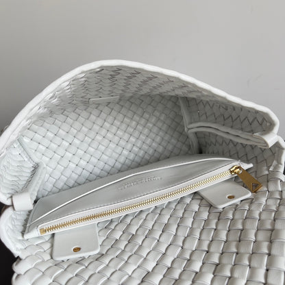 Bottega Veneta White Woven Leather Handbag Elevate Style With Timeless Craftsmanship And Chic Design BV709420