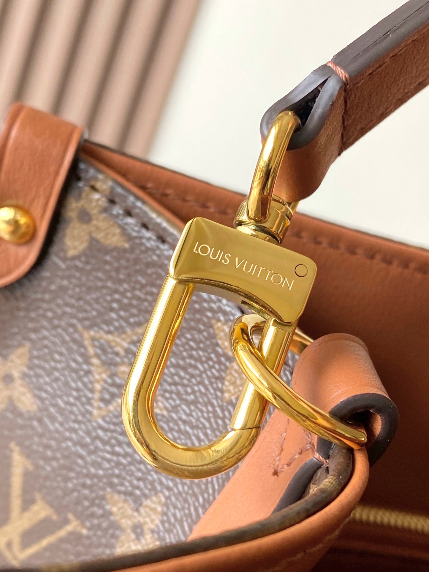 Elegant Louis Vuitton Monogram Canvas Handbag With Leather Accents For Sophisticated Style