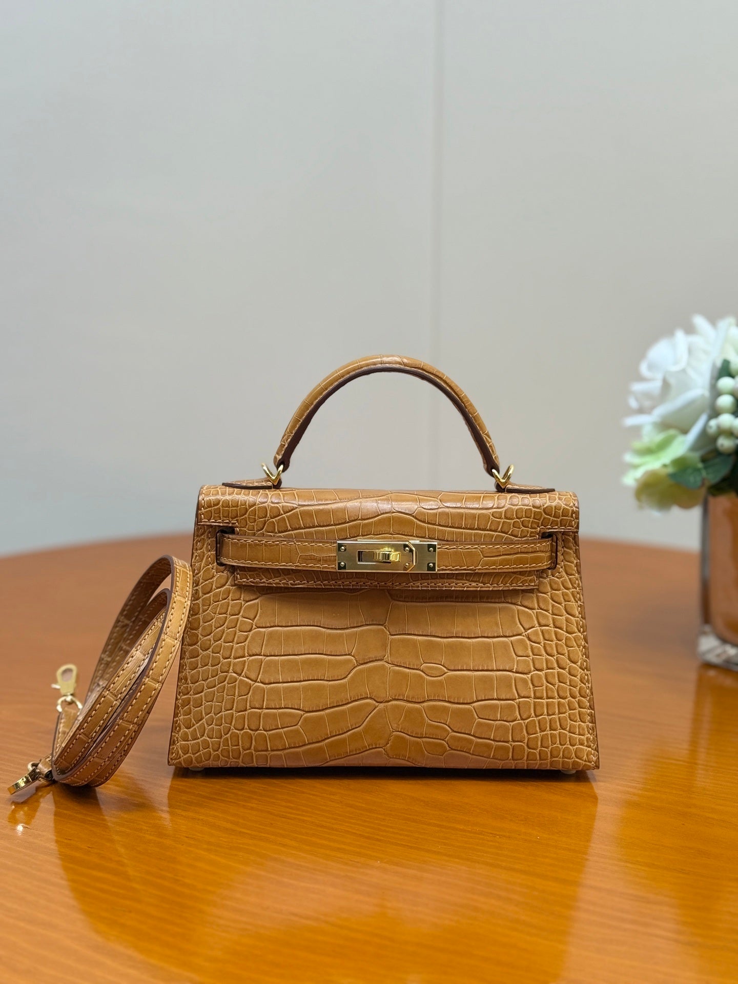 Elegant Hermès Kelly Bag in Cream Crocodile Leather with Strap 1920