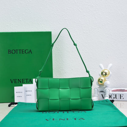 Stylish Bottega Veneta Woven Shoulder Bag Elevate Fashion With Timeless Design BV7741