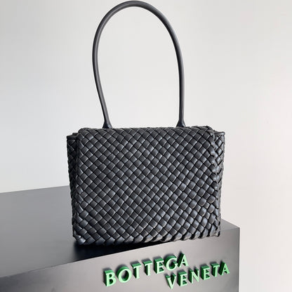 Bottega Veneta White Woven Leather Handbag Elevate Style With Timeless Craftsmanship And Chic Design BV709420
