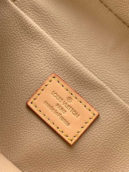 Elegant Louis Vuitton Monogram Vanity Case with Top Handle and Gold Zippers