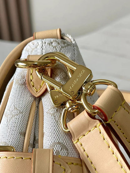 Stylish Louis Vuitton Handbag with Classic Monogram Pattern and Adjustable Strap