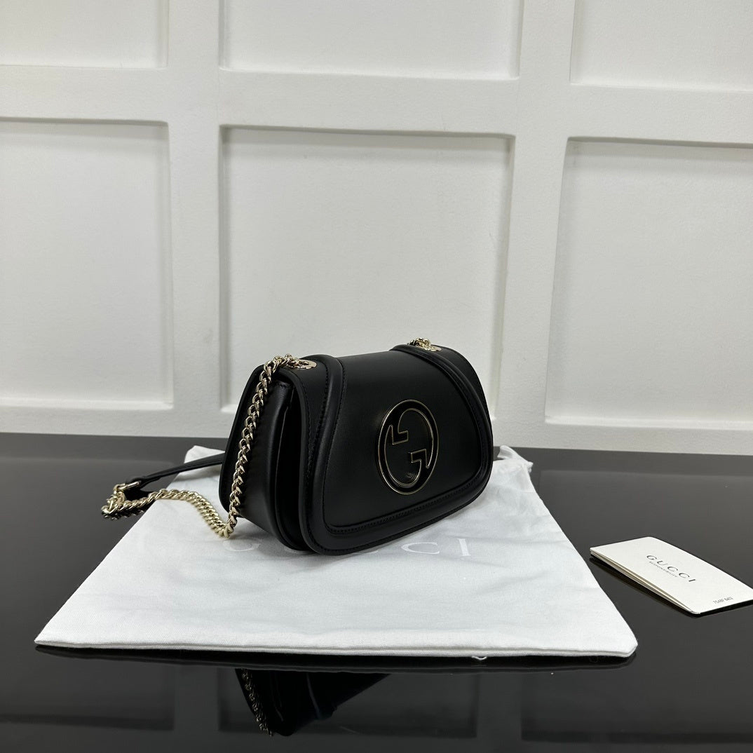 Gucci Black Leather Shoulder Bag With Silver Tone Interlocking G Logo And Chain Strap 815711