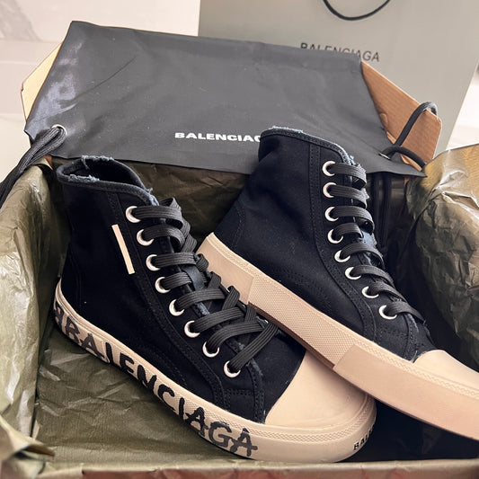Balenciaga Unisex Black High-Top Canvas Sneakers with Brand Logo Sole for Timeless Luxury Streetwear