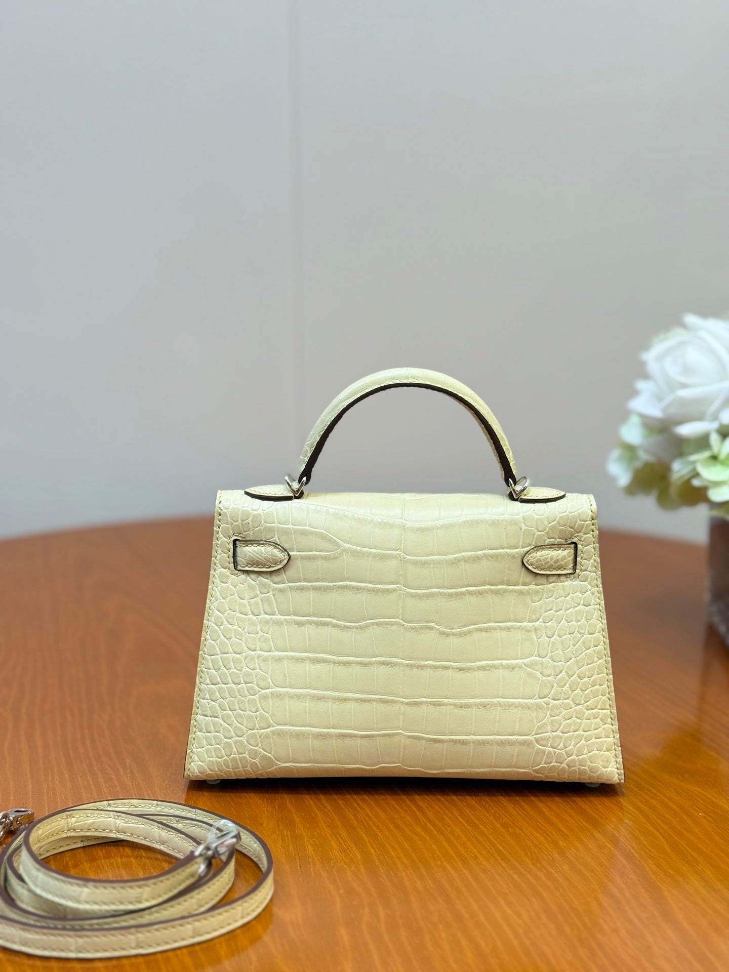 Elegant Hermès Kelly Bag in Cream Crocodile Leather with Strap 1920