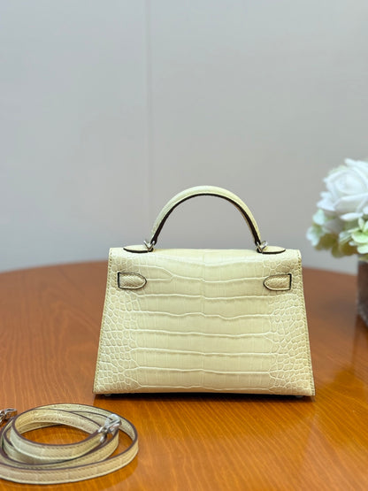 Elegant Hermès Kelly Bag in Cream Crocodile Leather with Strap 1920