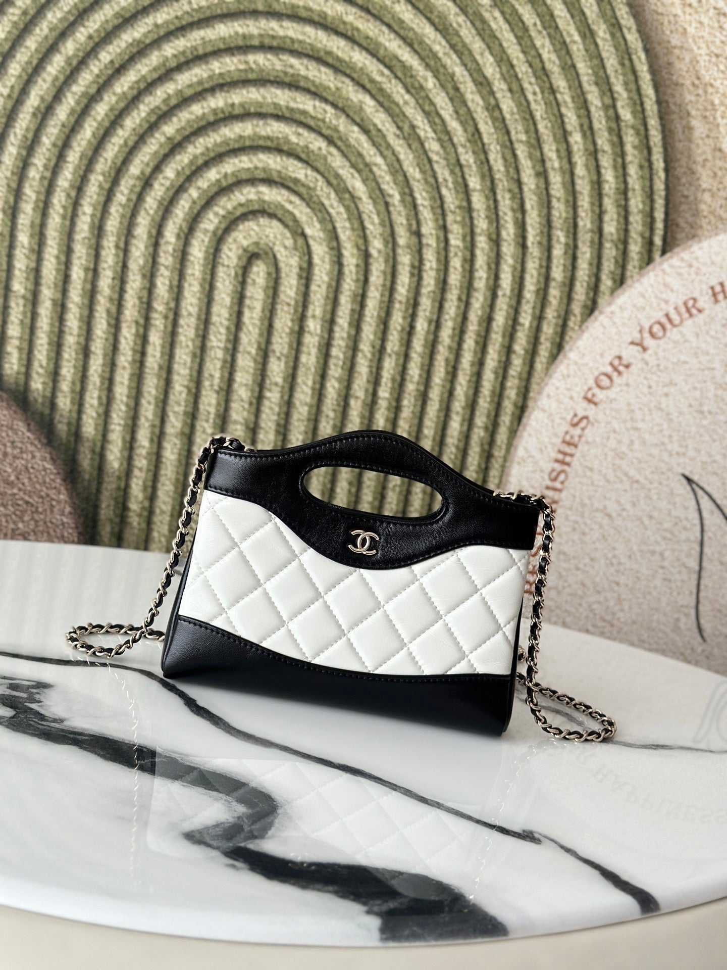 Chanel White Quilted Leather Handbag With Silver CC Logo And Chain Straps 3656