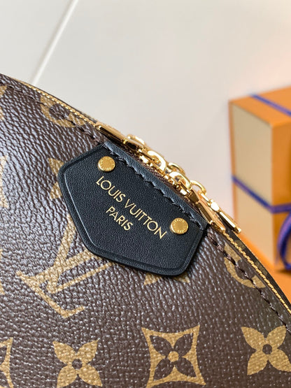 Louis Vuitton Monogram Canvas Chain - Linked Shoulder Bag Stylish Luxury Accessory for Fashionistas