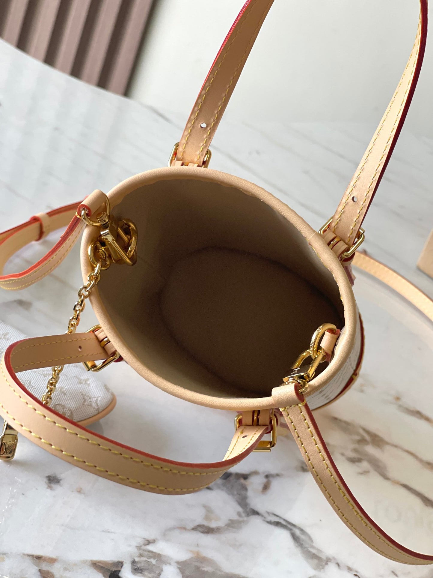 Elegant Louis Vuitton Bucket Bag with Signature Monogram and Detachable Pouch