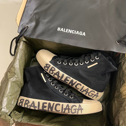 Balenciaga Unisex Black High-Top Canvas Sneakers with Brand Logo Sole for Timeless Luxury Streetwear