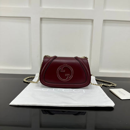 Gucci Black Leather Shoulder Bag With Silver Tone Interlocking G Logo And Chain Strap 815711