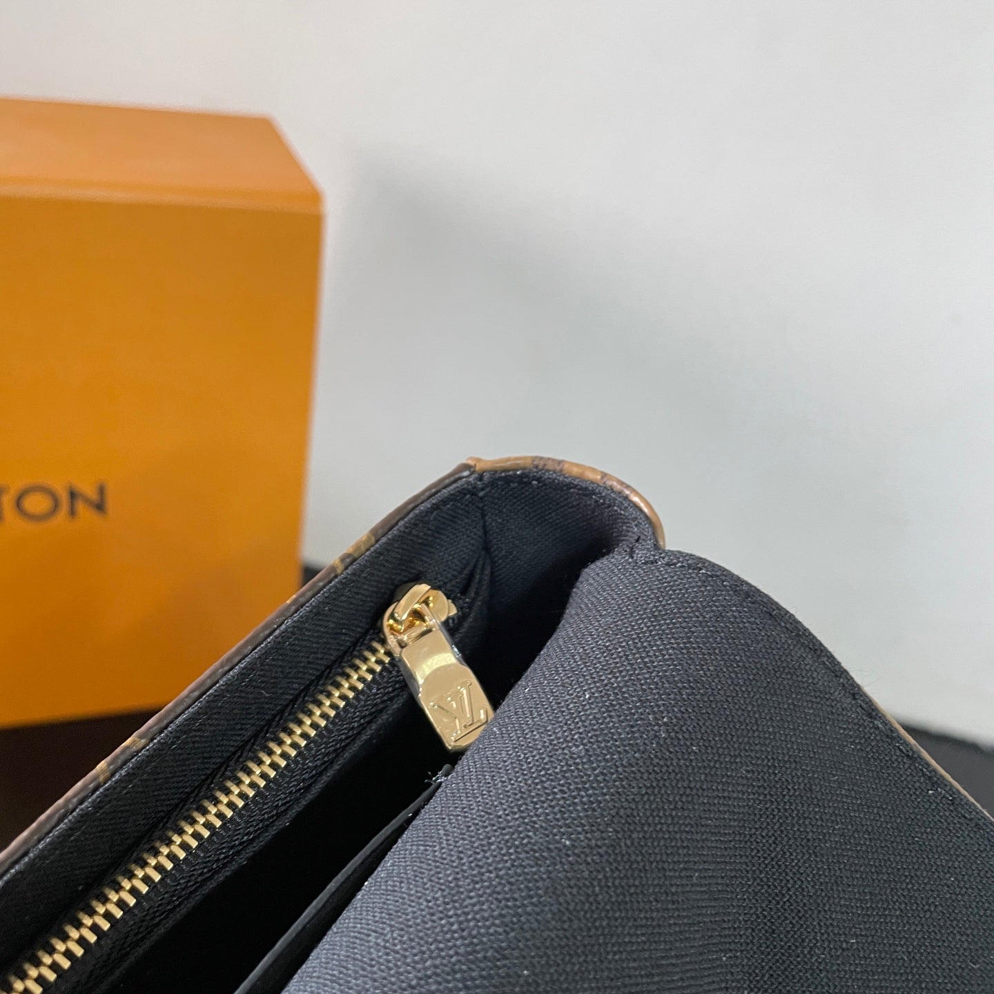 Louis Vuitton Wallet On Chain Ivy Bag Iconic Monogram Design Luxury Crossbody Accessory