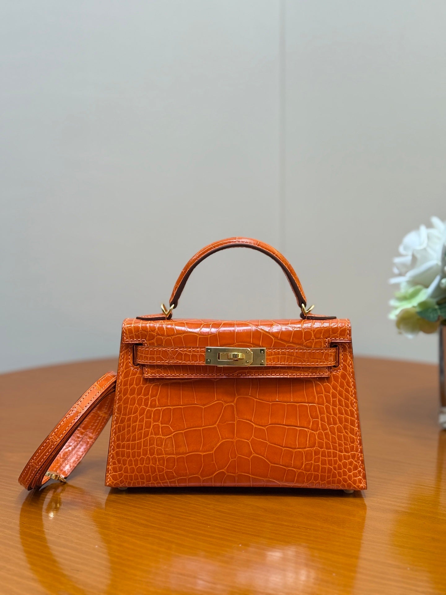 Elegant Hermès Kelly Bag in Cream Crocodile Leather with Strap 1920