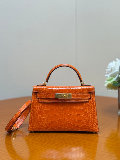 Elegant Hermès Kelly Bag in Cream Crocodile Leather with Strap 1920