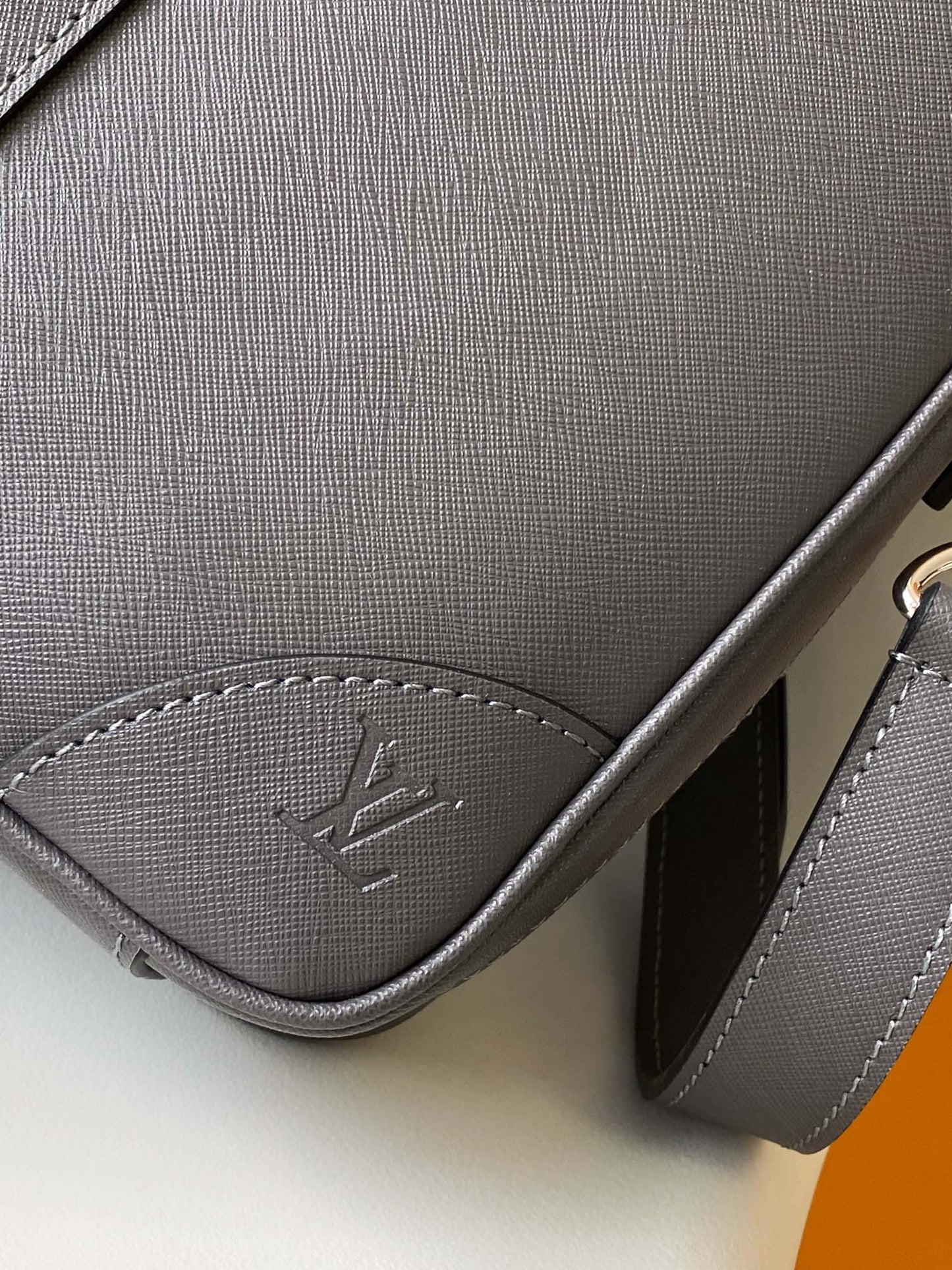 Sophisticated Louis Vuitton Gray Leather Briefcase for Business and Travel Needs M11659