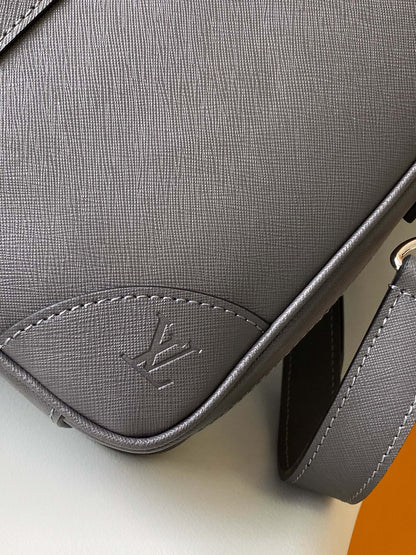 Sophisticated Louis Vuitton Gray Leather Briefcase for Business and Travel Needs M11659