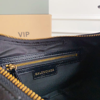 Balenciaga Le Cagole Hobo Bag With Gold Hardware And Heart - Shaped Pouch For Edgy Style Style No.3316