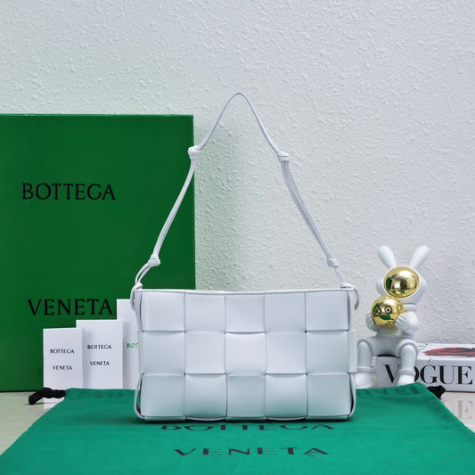 Stylish Bottega Veneta Woven Shoulder Bag Elevate Fashion With Timeless Design BV7741