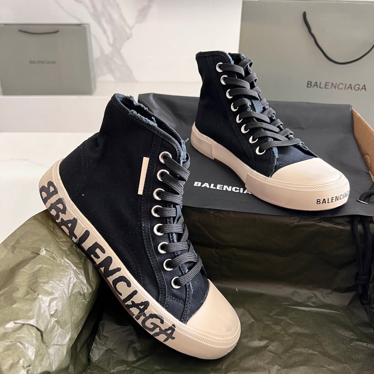 Balenciaga Unisex Black High-Top Canvas Sneakers with Brand Logo Sole for Timeless Luxury Streetwear