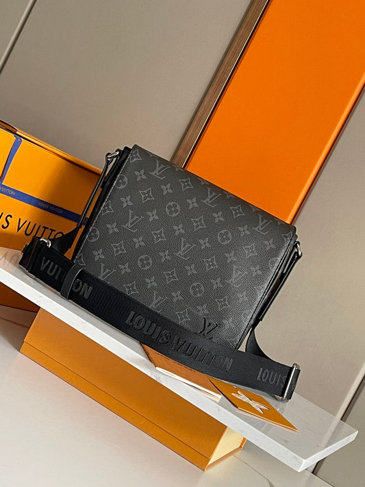 Chic Louis Vuitton Monogram Canvas Messenger Bag for Fashion - Forward Daily Looks M46255