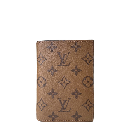 Classic Louis Vuitton Monogram Canvas Passport Holder for Travel and Style M26571
